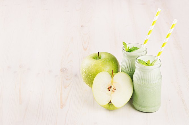 Zdravý modrozelený koktejl: smoothie se spirulinou a jablkem